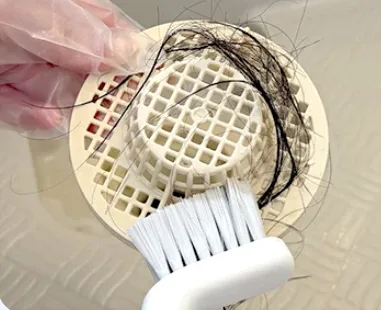 従来品はブラシでこすって掃除する様子