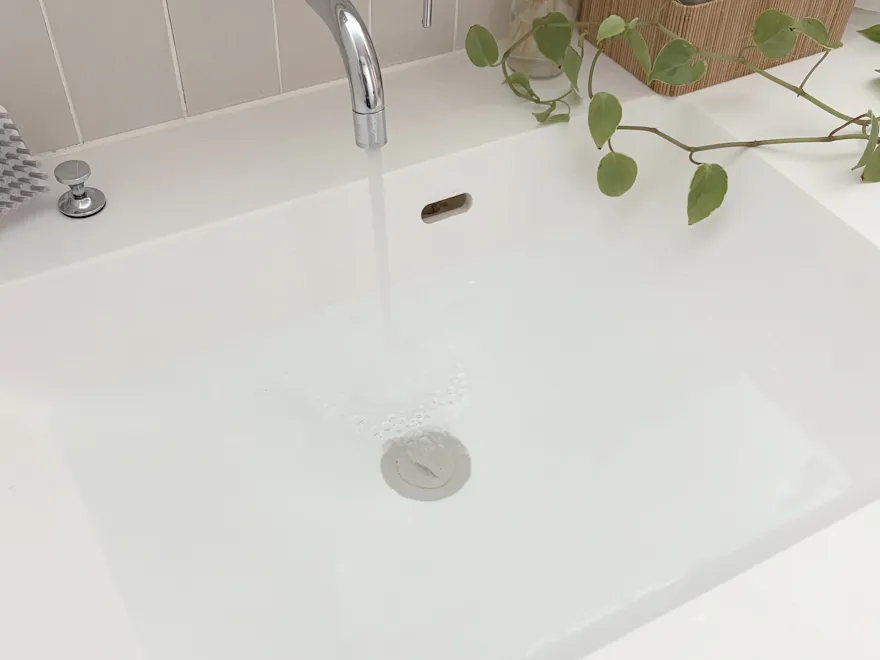 止水カバーで洗面台に水を溜めているようす